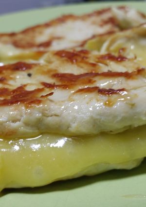 Una foto de Sandwich de pollo con queso fundido