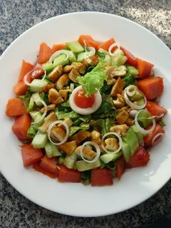 Una foto de Ensalada de pollo y papaya