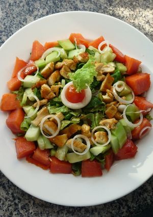 Una foto de Ensalada de pollo y papaya