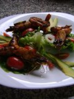 Una foto de Ensalada de camarones y aguacate
