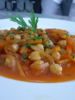 Una foto de Guiso de garbanzos y verduras variadas