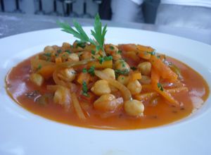 Una foto de Guiso de garbanzos y verduras variadas