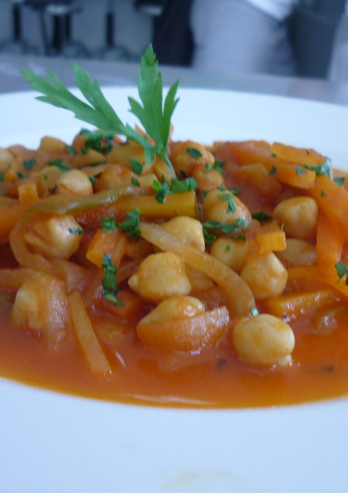 Una foto de Guiso de garbanzos y verduras variadas