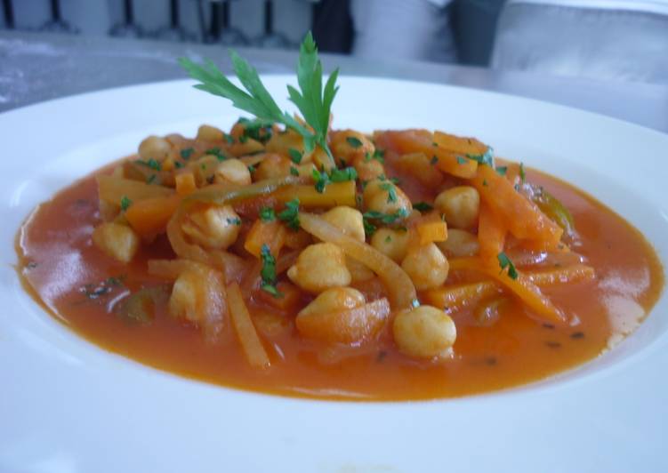Guiso de garbanzos y verduras variadas