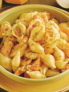 Una foto de Pasta con alubias y camarones
