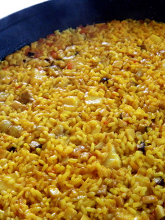 Una foto de Paella de bacalao fresco y boletus