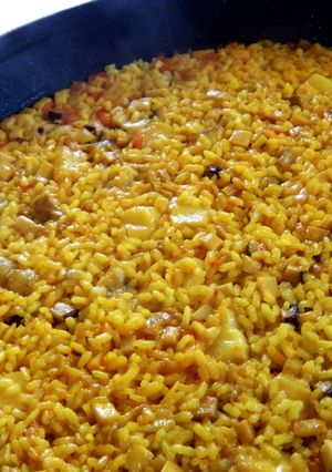 Una foto de Paella de bacalao fresco y boletus