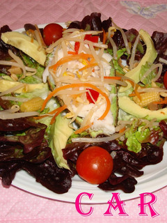 Una foto de Ensalada con aguacate relleno