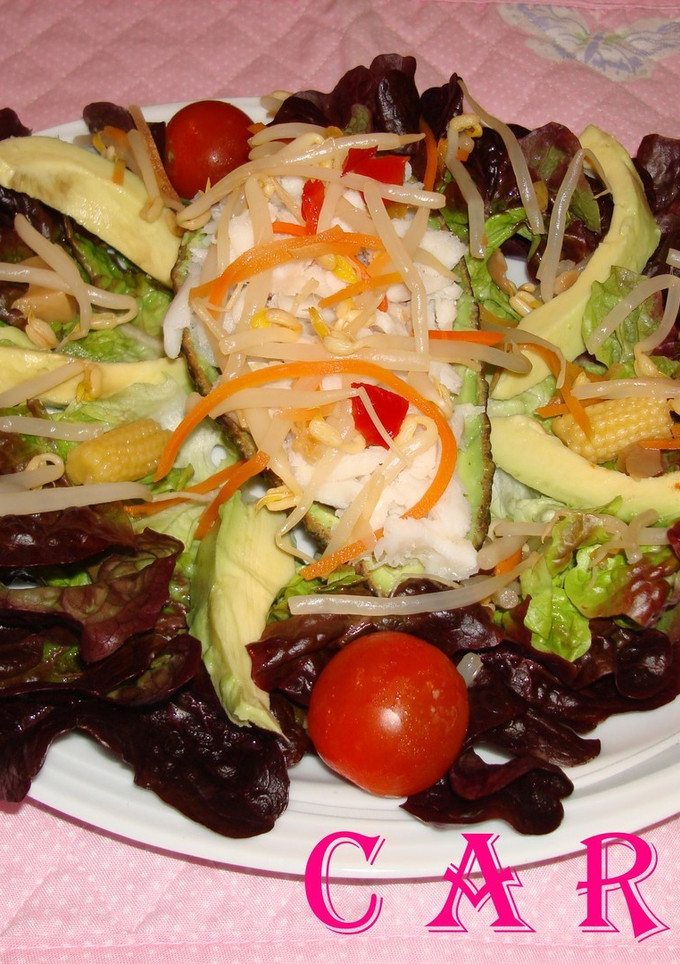 Una foto de Ensalada con aguacate relleno