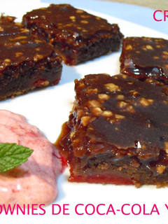 Una foto de Brownies de Coca Cola y fresas
