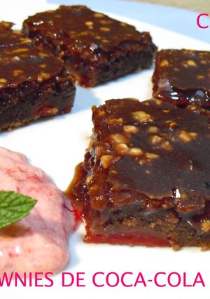 Una foto de Brownies de Coca Cola y fresas