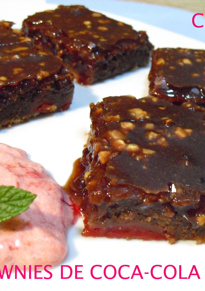 Una foto de Brownies de Coca Cola y fresas