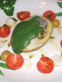 Una foto de Patata rellena de Shitakes y salsa de espinacas
