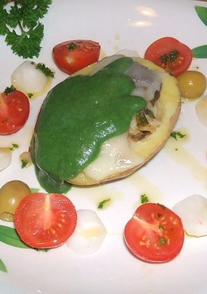 Una foto de Patata rellena de Shitakes y salsa de espinacas