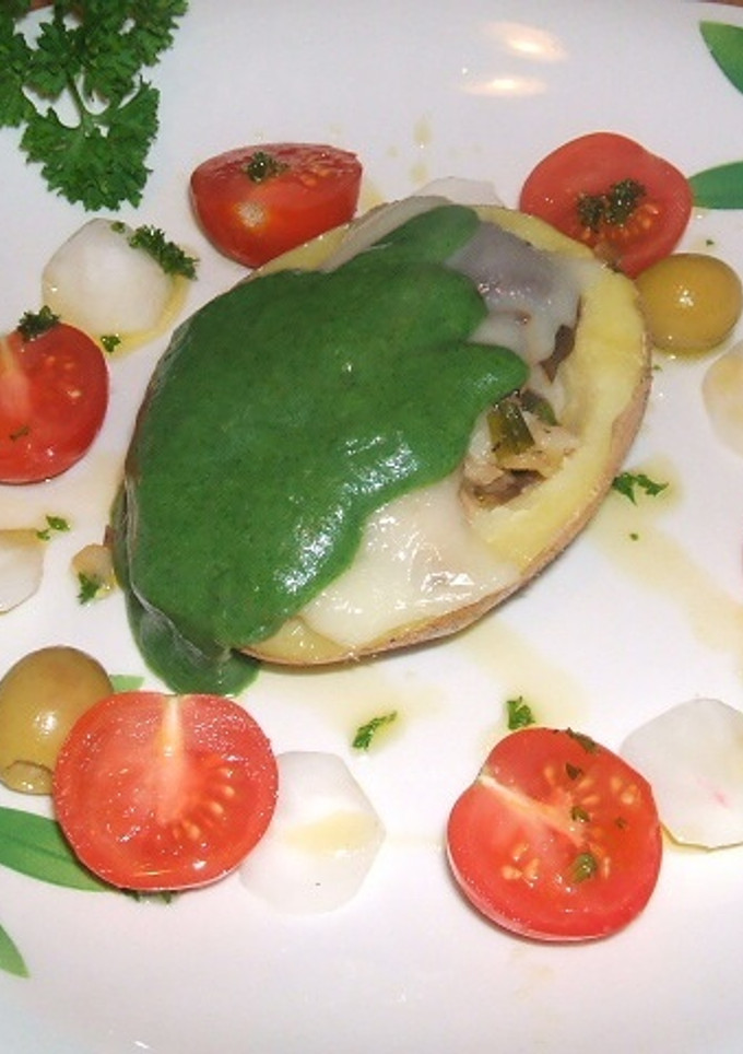 Una foto de Patata rellena de Shitakes y salsa de espinacas