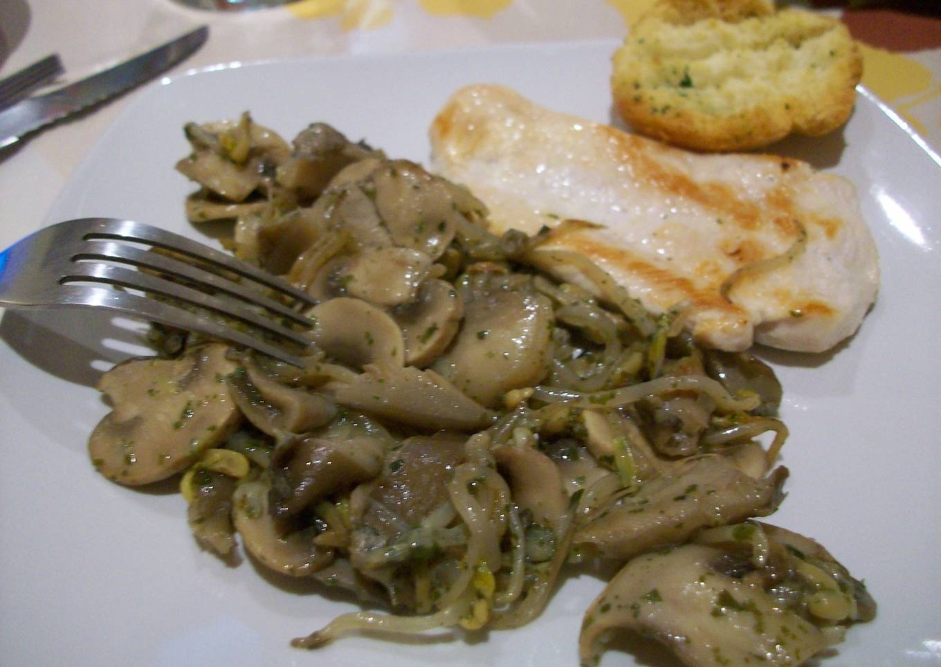 Pechuga de pollo con setas variadas<br />