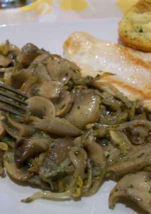 Una foto de Pechuga de pollo con setas variadas