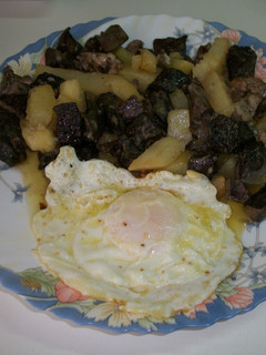 Una foto de Asadura e hígado de cordero al ajo cabañil, con patatas