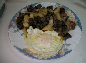 Foto principal de Asadura e hígado de cordero al ajo cabañil, con patatas