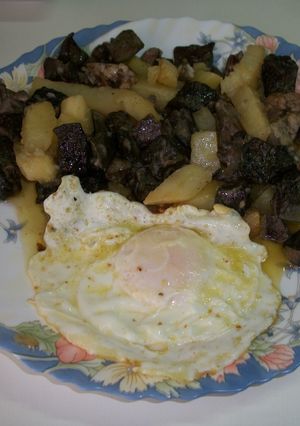 Una foto de Asadura e hígado de cordero al ajo cabañil, con patatas