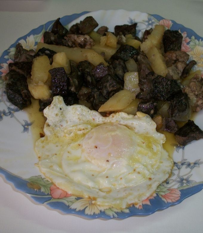 Foto principal de Asadura e hígado de cordero al ajo cabañil, con patatas