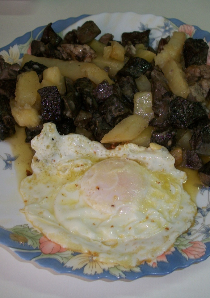 Una foto de Asadura e hígado de cordero al ajo cabañil, con patatas