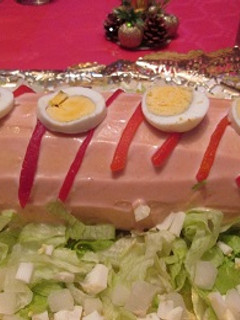 Una foto de Pionono relleno con crema de pavo y piña