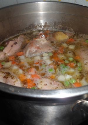 Una foto de Pollo con jardinera de verduras