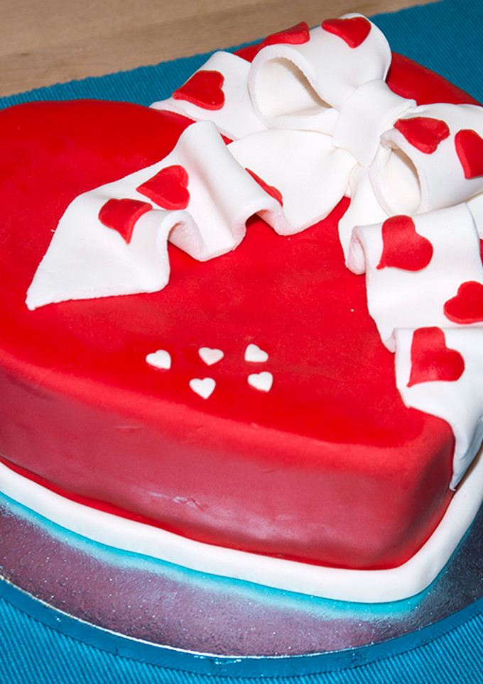 Una foto de Tarta corazón de fondant San Valentín