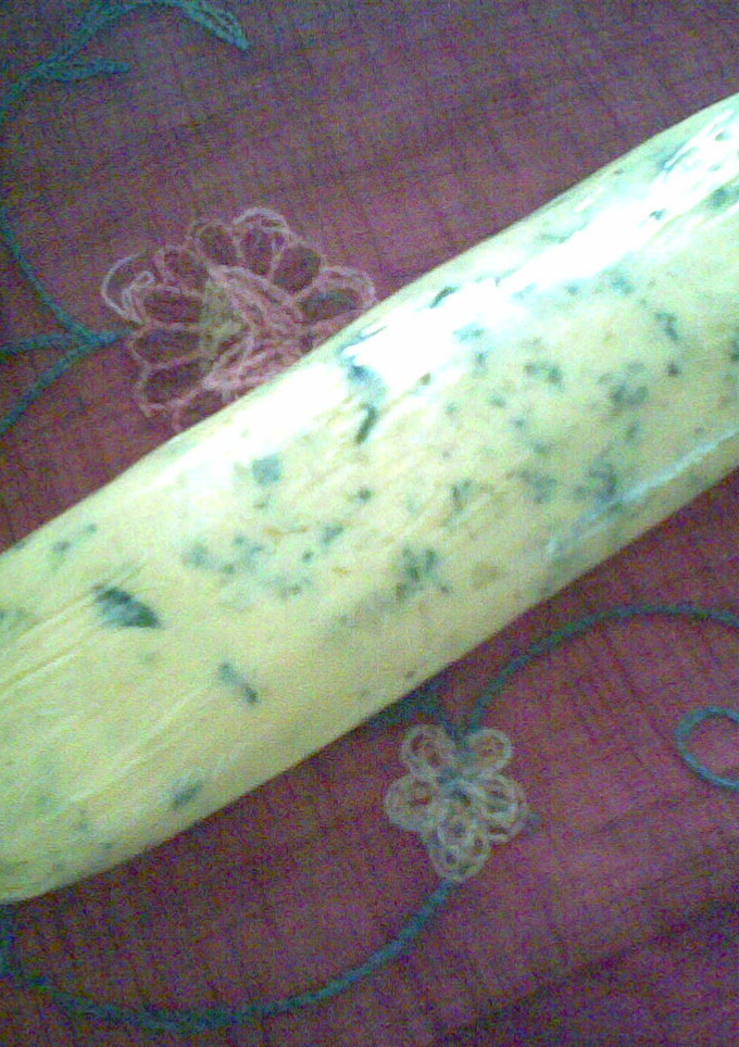 Una foto de Mantequilla con ajo y perejil