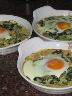 Una foto de Huevos al plato con gambas y acelgas