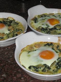 Una foto de Huevos al plato con gambas y acelgas