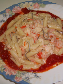 Una foto de Macarrones con gulas, gambas y surimi