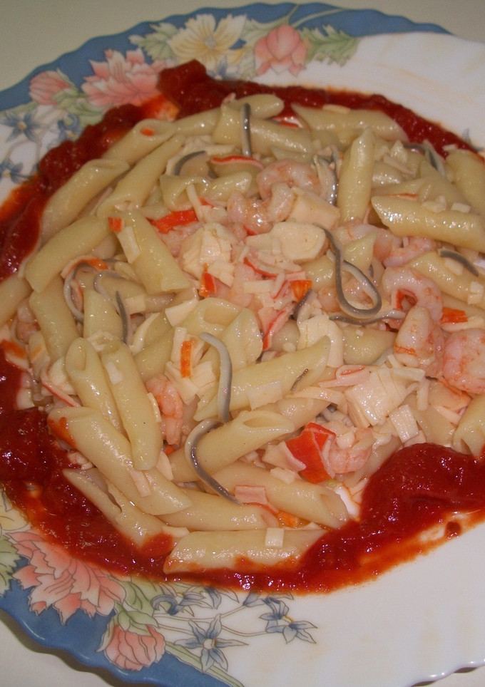 Una foto de Macarrones con gulas, gambas y surimi