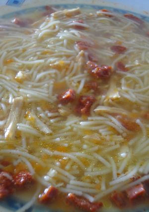 Una foto de Sopa de pollo casera