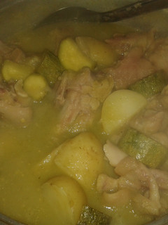 Una foto de Manitas de cerdo en salsa verde con calabacitas y papas