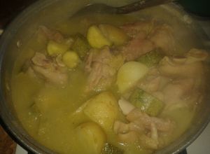 Una foto de Manitas de cerdo en salsa verde con calabacitas y papas