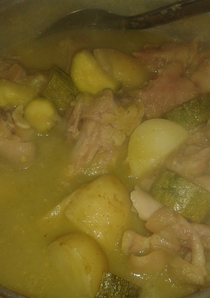 Una foto de Manitas de cerdo en salsa verde con calabacitas y papas