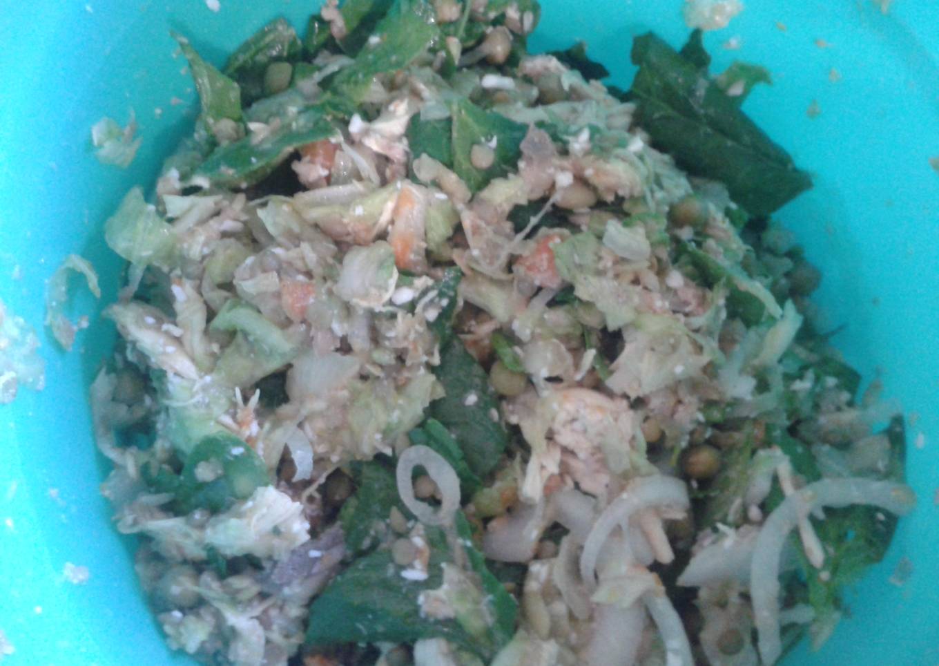 Ensalada de lechuga con lentejas, chícharos, atún y pollo