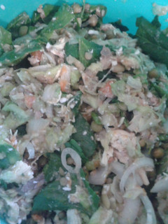 Una foto de Ensalada de lechuga con lentejas, chícharos, atún y pollo