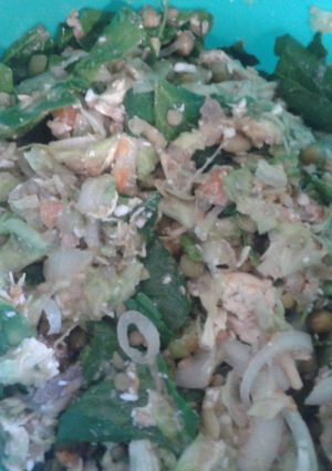 Una foto de Ensalada de lechuga con lentejas, chícharos, atún y pollo