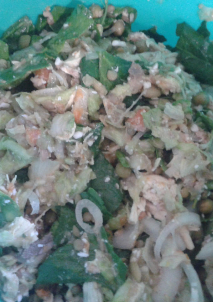 Una foto de Ensalada de lechuga con lentejas, chícharos, atún y pollo