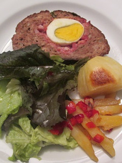 Foto principal de Pan de carne con patatas mixtas asadas