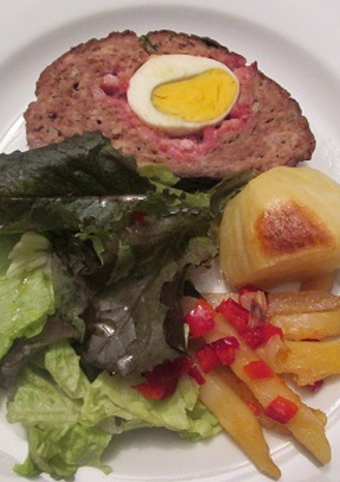 Una foto de Pan de carne con patatas mixtas asadas 