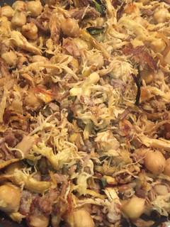 Una foto de Garbanzos fritos y carne del cocido