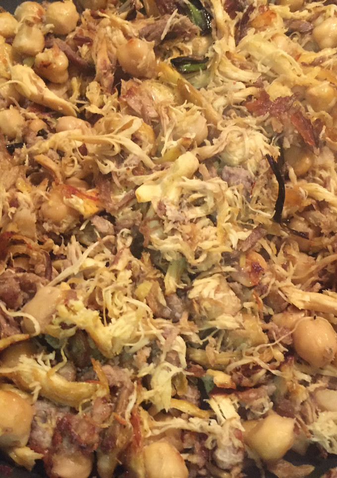 Una foto de Garbanzos fritos y carne del cocido