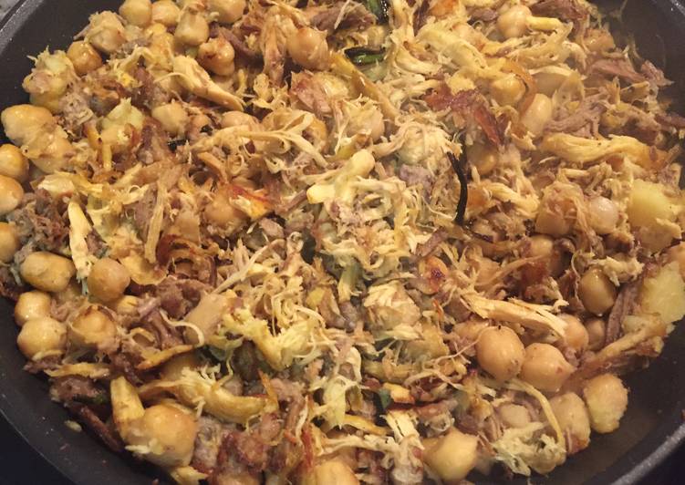 Garbanzos fritos y carne del cocido