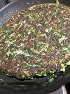 Una foto de Tortilla de acelgas y cebolla