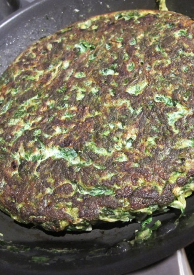 Una foto de Tortilla de acelgas y cebolla