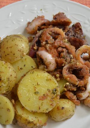 Una foto de Calamares y papas salteados